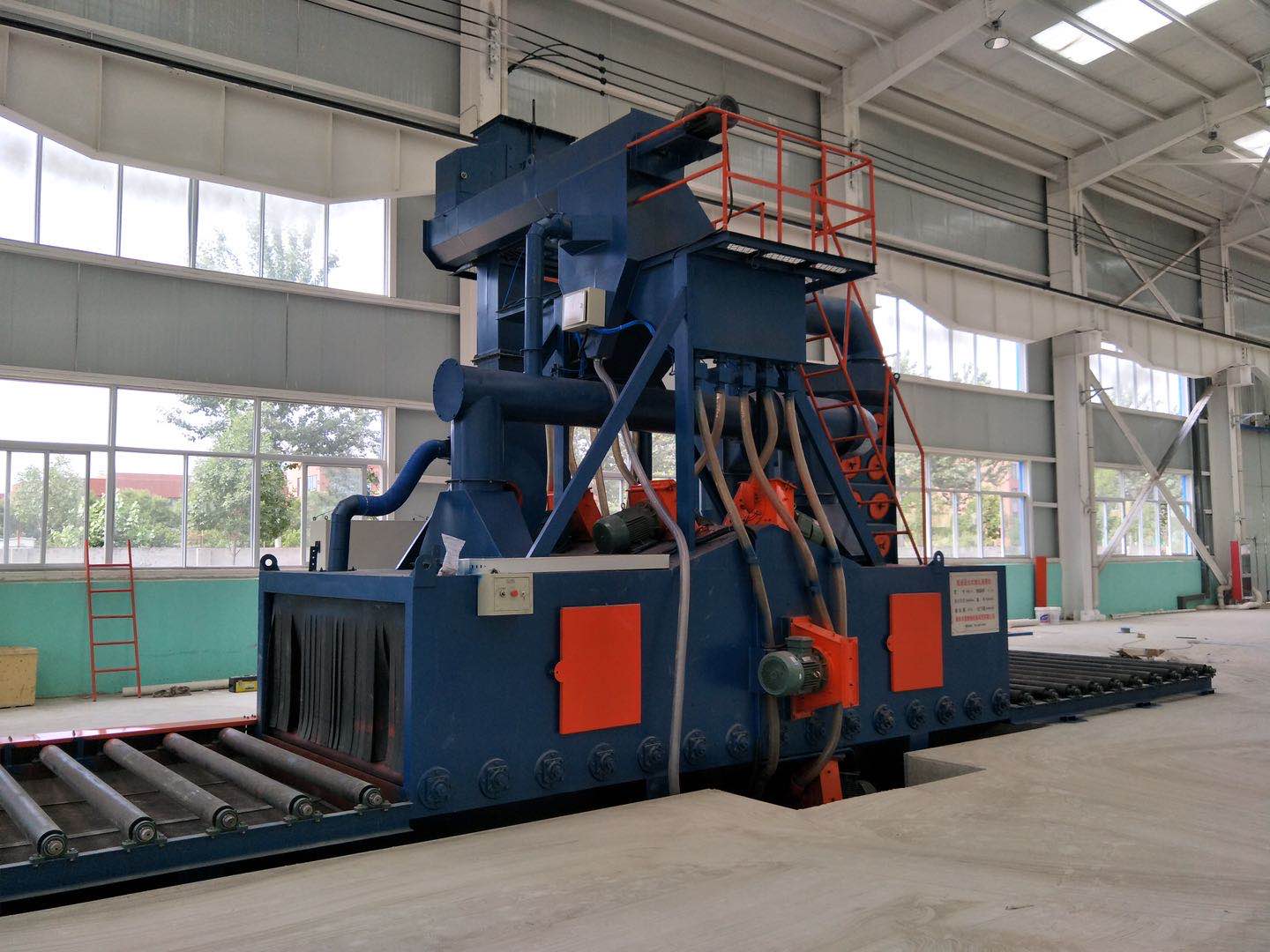 輥道通過式拋丸機(jī)交付現(xiàn)場